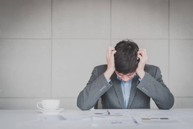 Asya işadamı duygu baş ağrısı ve stres iş ofiste çalıştım