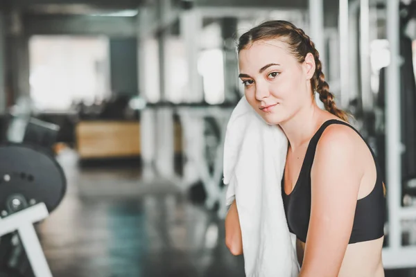 Joven Mujer Caucásica Limpió Sudor Descansar Gimnasio Después Del Entrenamiento — Foto de Stock