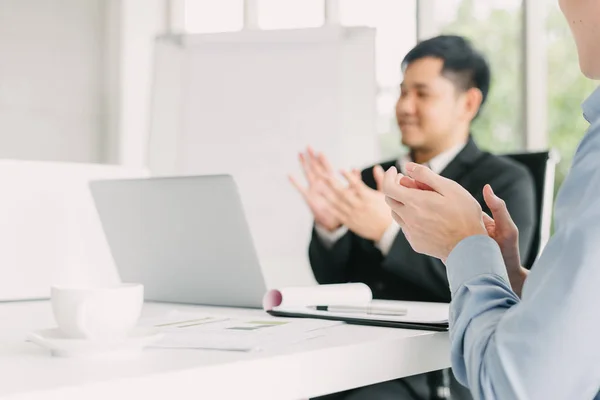 Main Homme Affaires Applaudissant Après Présentation Réunion Affaires Succès — Photo