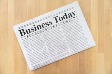 Ahşap arka planda iş gazetesi üst görünümü