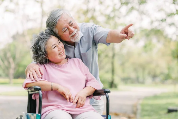 Feliz Asiático Senior Pareja Sonriendo Fuera Parque Mientras Mujer Sentado —  Fotos de Stock