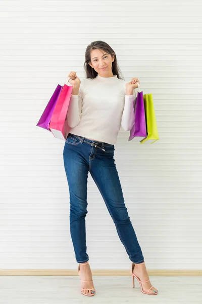 Mulher Feliz Com Saco Compras Colorido Fundo Parede Branca — Fotografia de Stock