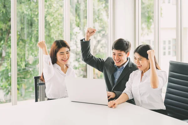 Grupo Jovens Empresários Asiáticos Celebram Sucesso Com Laptop — Fotografia de Stock