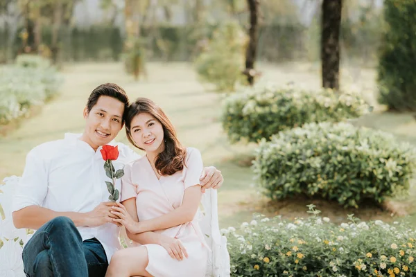 Ásia Casal Amor Abraçando Com Rosa Parque — Fotografia de Stock