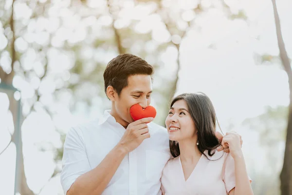 Happy Asian Pasangan Jatuh Cinta Memeluk Bermain Dengan Hati Tangan — Stok Foto