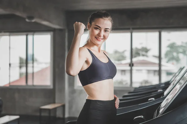 Mujer Caucásica Saludable Mostrar Bíceps Mientras Utiliza Cinta Correr Gimnasio — Foto de Stock