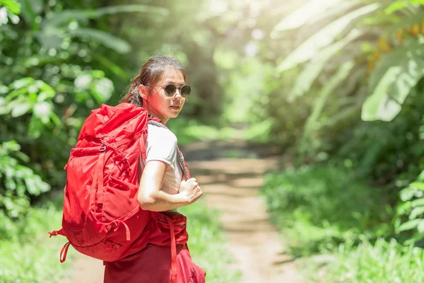 Азіатські Жінки Мандрівника Рюкзаком Ходьба Лісі Пригода Подорожі Люди Концепція — стокове фото