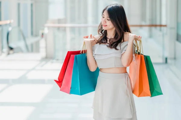 Mulher Asiática Feliz Segurando Coloridos Sacos Compras Interior — Fotografia de Stock