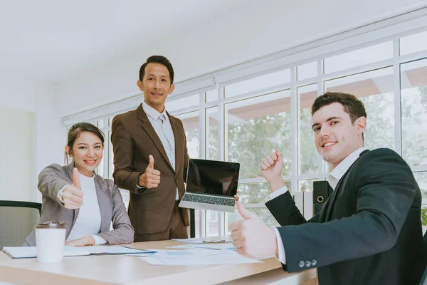 Улыбающиеся Успешные Мультиэтичные Бизнесмены Показывающие Большие Пальцы Ноутбуком Офисе — стоковое фото