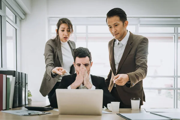 Les Gens Affaires Blamimg Homme Caucasien Déprimé Collègue Bureau — Photo