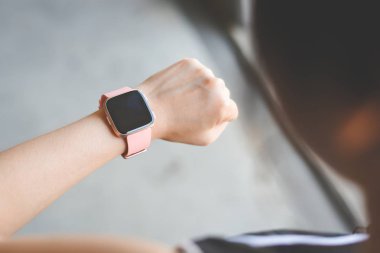 bileğinde modern akıllı saat kontrol Kadın sıcak yakın