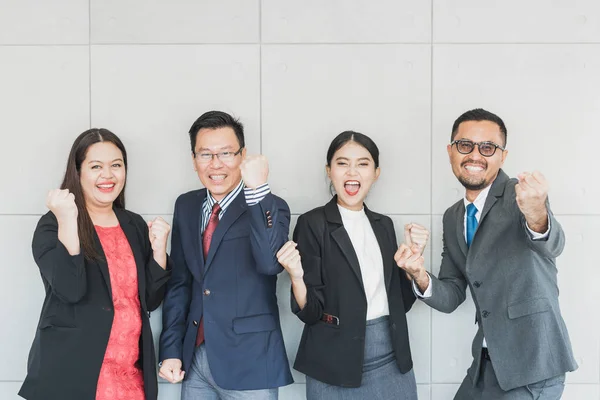 快乐的亚洲商务人士团队用双臂庆祝成功 — 图库照片