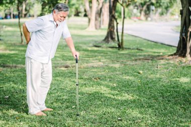 Sırt ağrısı çeken Asyalı son sınıf öğrencisi.