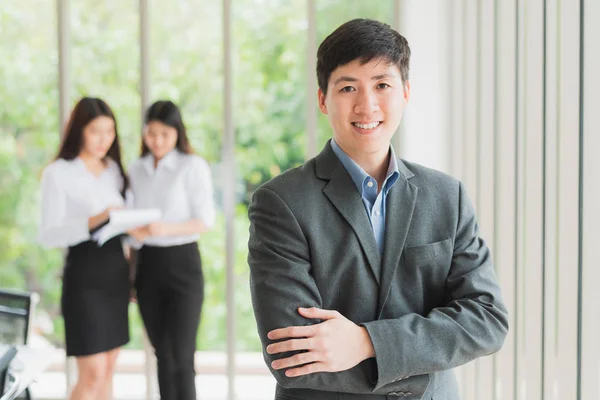 Confiante Asiático Jovem Empresário Sorrindo Com Braço Cruzado Moderno Prédio — Fotografia de Stock