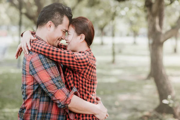 Pasangan Asia Yang Bahagia Jatuh Cinta Bersenang Senang Dan Berpelukan — Stok Foto
