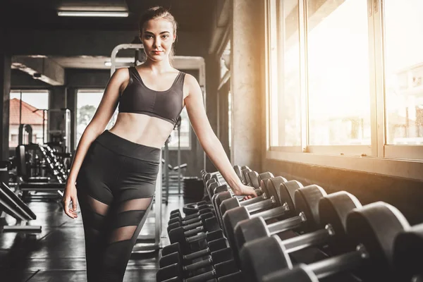 Determinado Joven Caucásico Posando Gimnasio Fitness — Foto de Stock