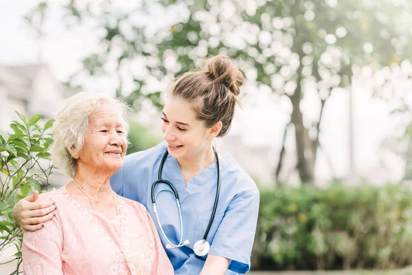 Smiling Nurse Caregiver Asian Elderly Woman Outdoor Park — Stock Photo, Image
