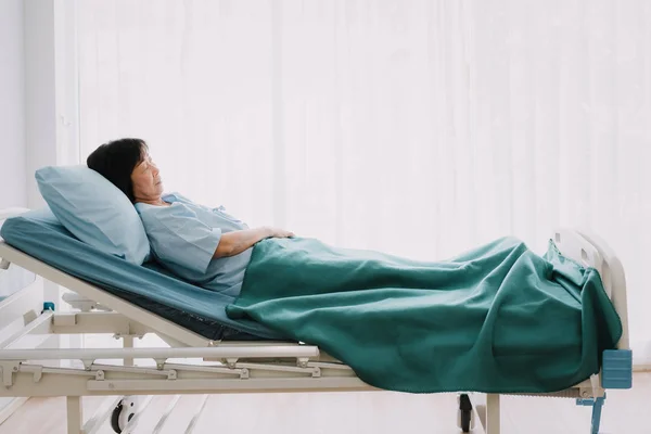 Sênior Asiático Mulher Paciente Deitado Cama Hospital — Fotografia de Stock