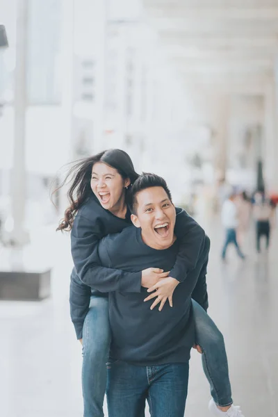 Feliz Ásia Homem Dando Seu Namorada Porquinho Volta Fora Porta — Fotografia de Stock