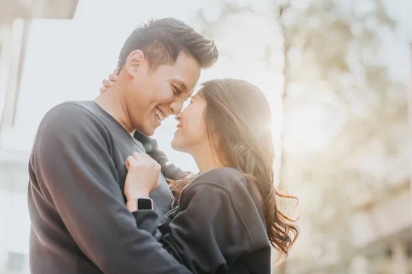 Pasangan Asia Yang Bahagia Jatuh Cinta Bersenang Senang Dan Merangkul — Stok Foto