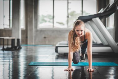kadın fitness salonunda egzersiz öncesi ısınmak