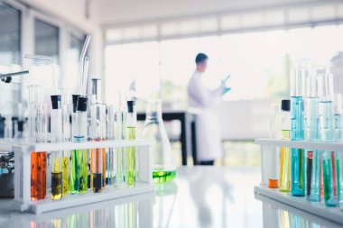 Laboratuvarda test tüpündeki renkli sıvılar