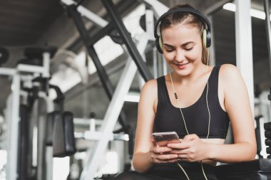 kadın spor salonunda müzik dinleme keyfini çıkarın