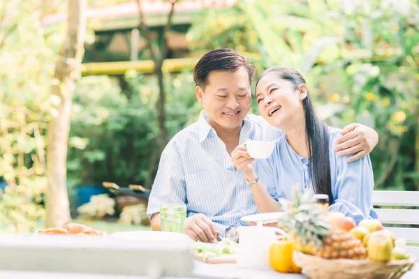 Feliz asiática senior pareja riendo —  Fotos de Stock