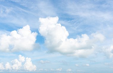 Beyaz bulutlu mavi gökyüzü