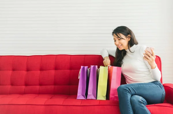 Mulher feliz gosta de fazer compras online — Fotografia de Stock