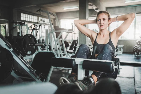 Mujer haciendo declive banco crunch en gimnasio — Foto de Stock