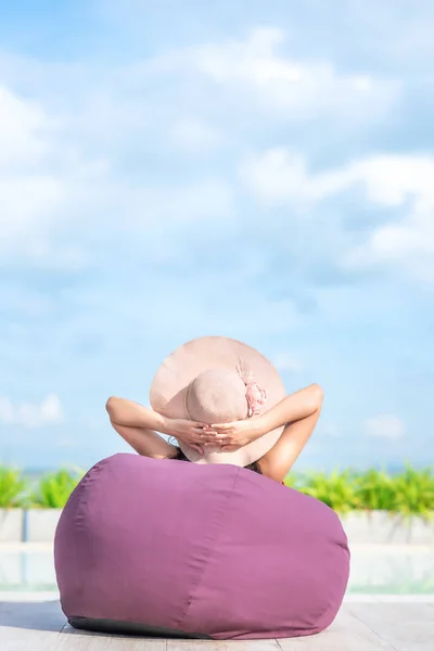 Mujer relajándose junto a la piscina en el día de verano — Foto de Stock