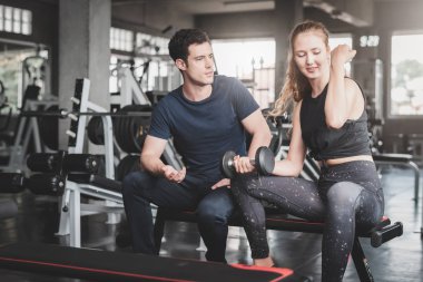Çift spor salonunda bankta workinhout hakkında tartışıyor