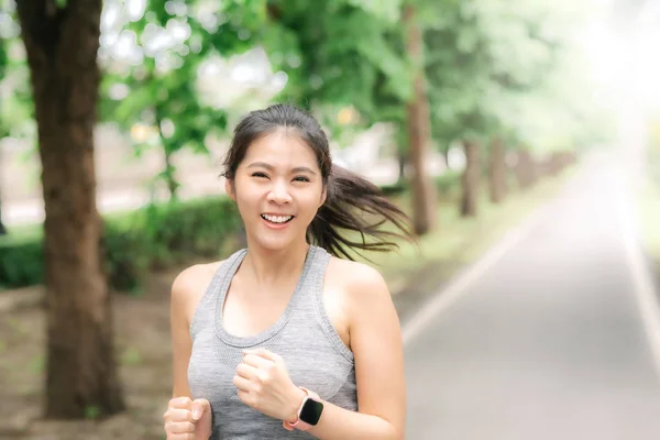 女人在早上在公园里跑步 — 图库照片