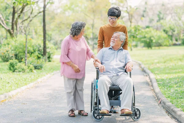 坐在轮椅上的亚洲老人与他的妻子和儿子 — 图库照片