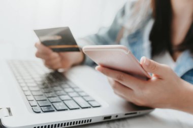 eller bir kredi kartı tutarak ve online sho için akıllı telefon kullanarak