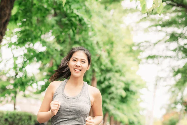 健康のために公園で屋外を走る女性ランナー — ストック写真