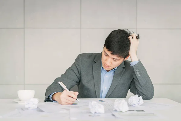 Burnout Empresario de trabajar en la oficina — Foto de Stock