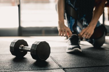 Spor salonunda egzersiz için hazır