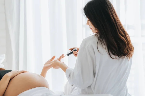  hamile kadından kan şekeri düzeyikontrol