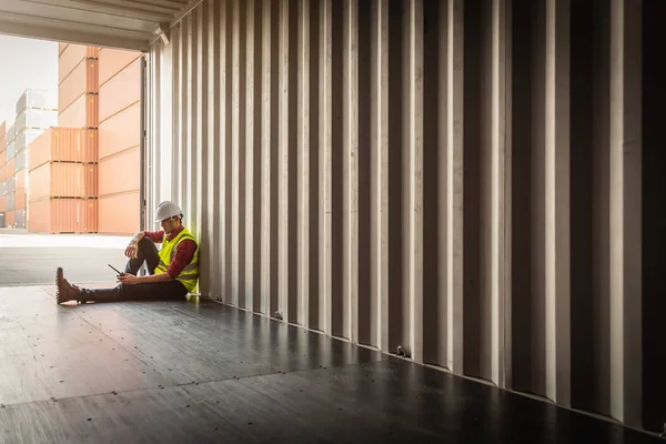 Depresif ve konteyner nakliye kutusunda oturan çatal-ı yargılanan foreman — Stok fotoğraf