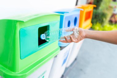 geri dönüşüm kutusuna plastik su şişesi atma