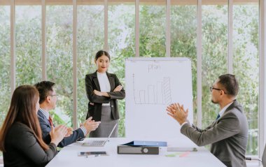 genç Asyalı kadın büyük bir sunum yapmak