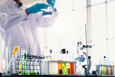 Laboratuvarda renkli sıvı ile test tüpleri