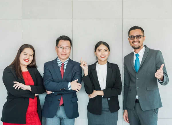 Empresários sorrindo e de pé em seu escritório — Fotografia de Stock