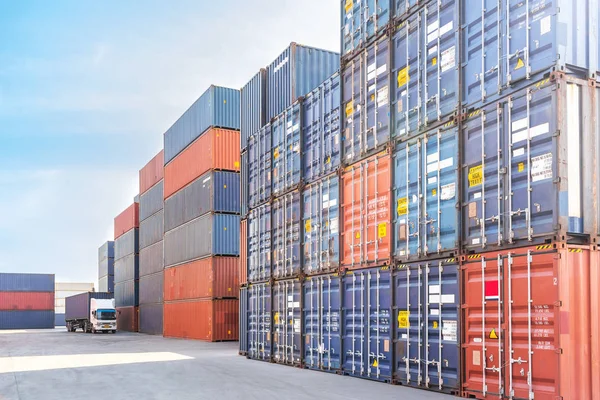 Nave da carico per container per l'importazione e l'esportazione in cantiere — Foto Stock