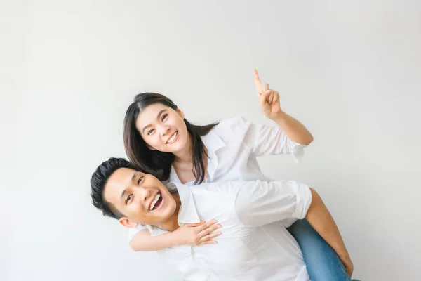 행복한 아시아 의 커플 에 사랑 데 재미 피기백 타고 — 스톡 사진