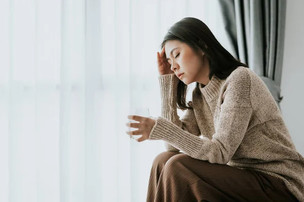 독감 과 감기로 인한 두통을 느끼는 여자 — 스톡 사진