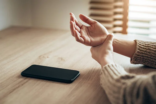 Un smartphone surutilisé peut causer une douleur au poignet — Photo