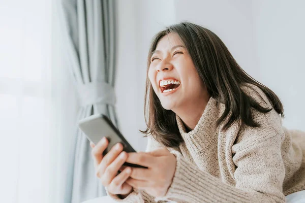 Mulher asiática feliz gosta de usar smartphone — Fotografia de Stock